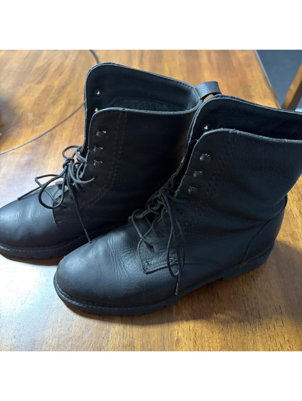 Santana Canadian Women's Black Ankle Boot 6M